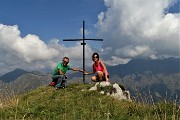 54 Alla croce di vetta della Corna Grande (2089 m) con vista a dx sul Tre Signori avvolto nelle nuvole 